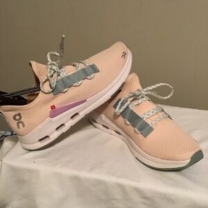 🔥😎On Clouds, new cond. see pics. Lightweight, minimal wear, size 6.5🔥🔥